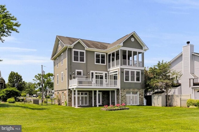 Building Photo - 2260 Lake Dr