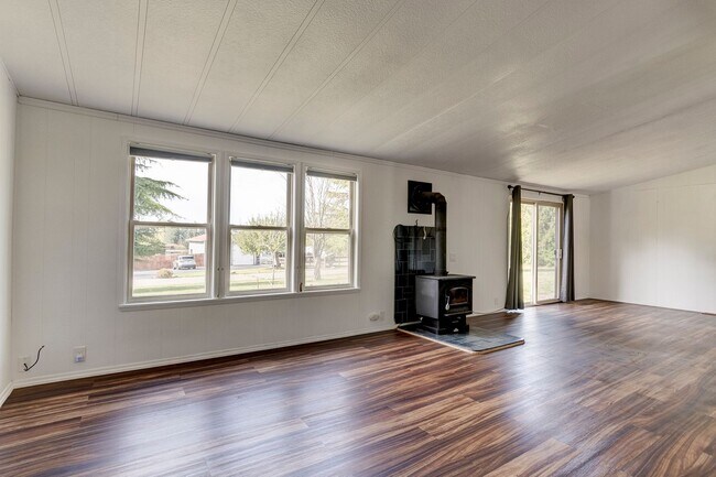 Building Photo - 3 Bed  2 Bath Pet Friendly Home