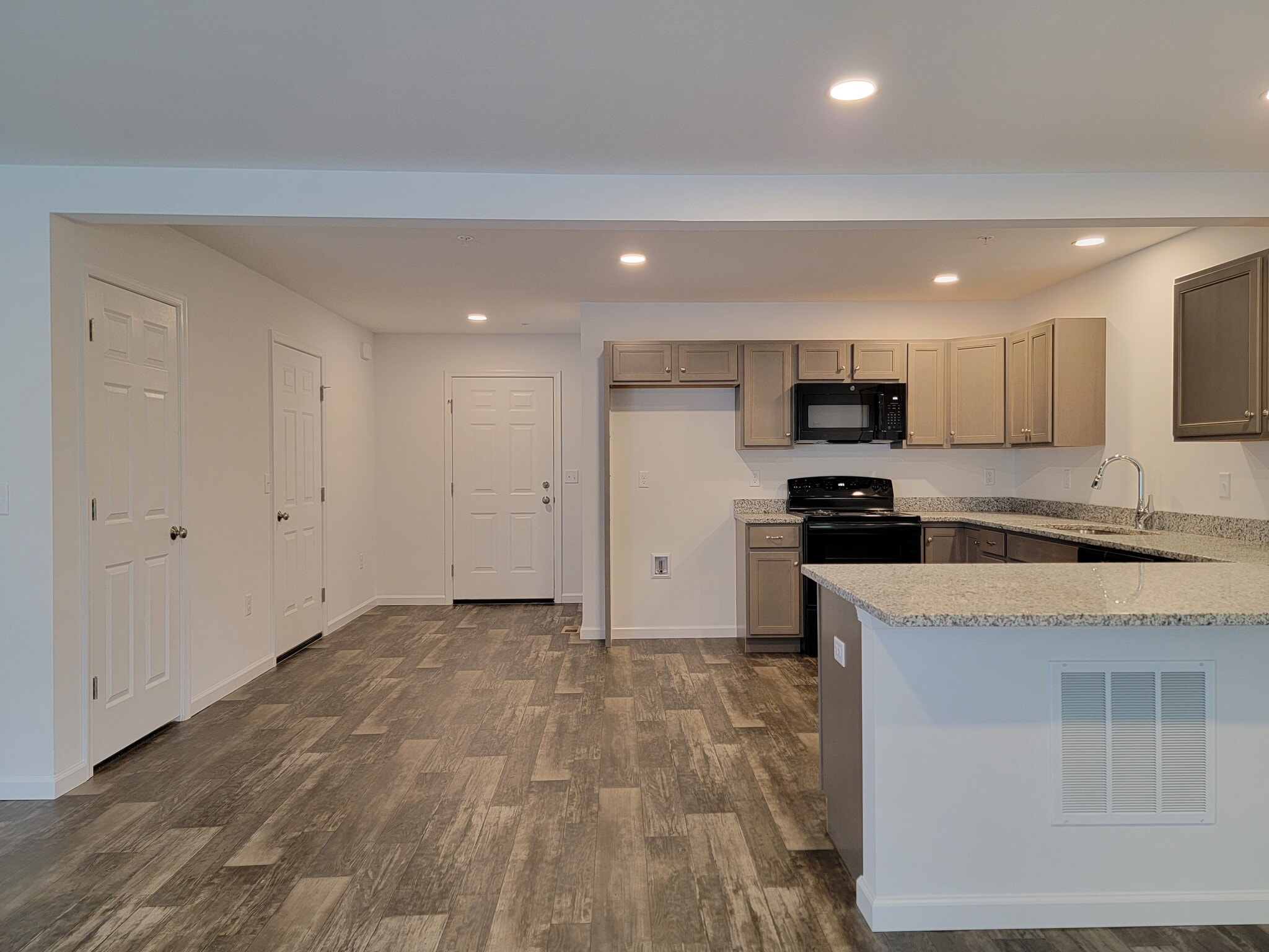 Building Photo - 140 Robert Cir