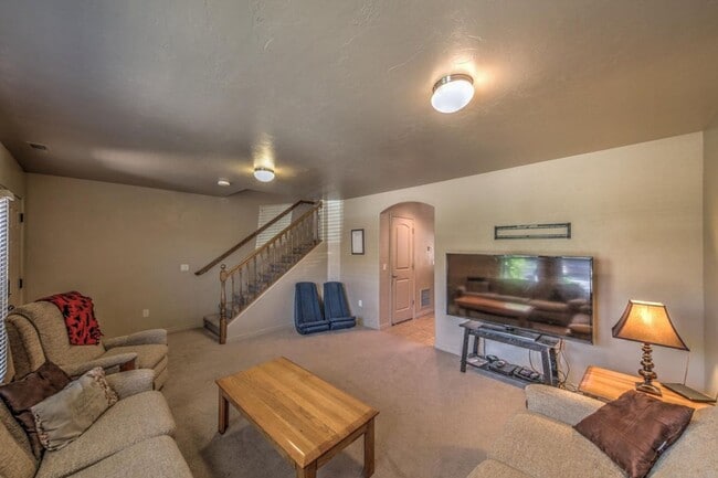 Building Photo - Beautiful townhome near little valley