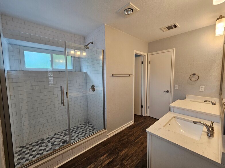 Building Photo - 2134 Pecan Hollow Dr