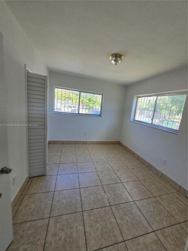 Building Photo - 3110 NW 19th Ave