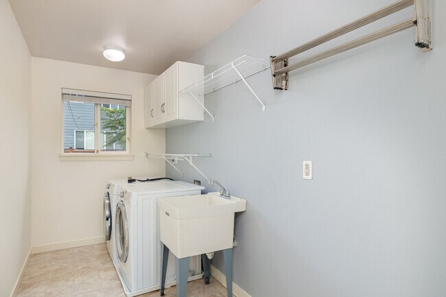 Building Photo - Beautiful Craftsman home available for ren...