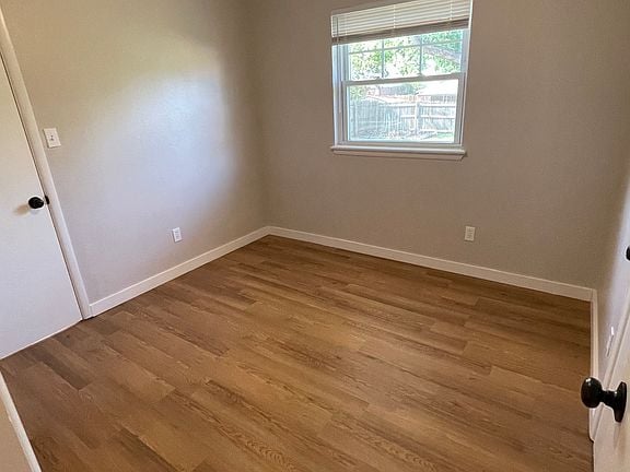 Building Photo - 1117 W Woodlane Dr