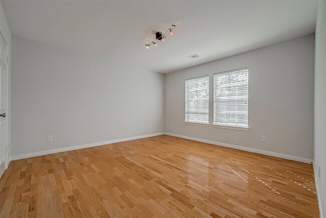 Building Photo - 2112 Limrick Dr