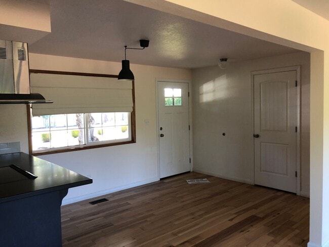 Building Photo - Live in Comfort and Style in the Heart of Corvallis!