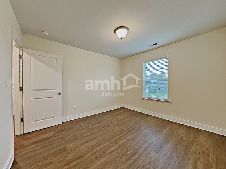 Building Photo - 112 Samara Ln