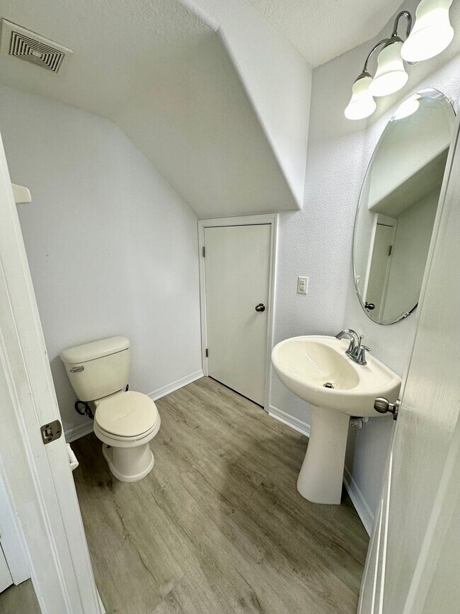 Building Photo - Beautiful and updated 3 bedroom 2.5 bathro...