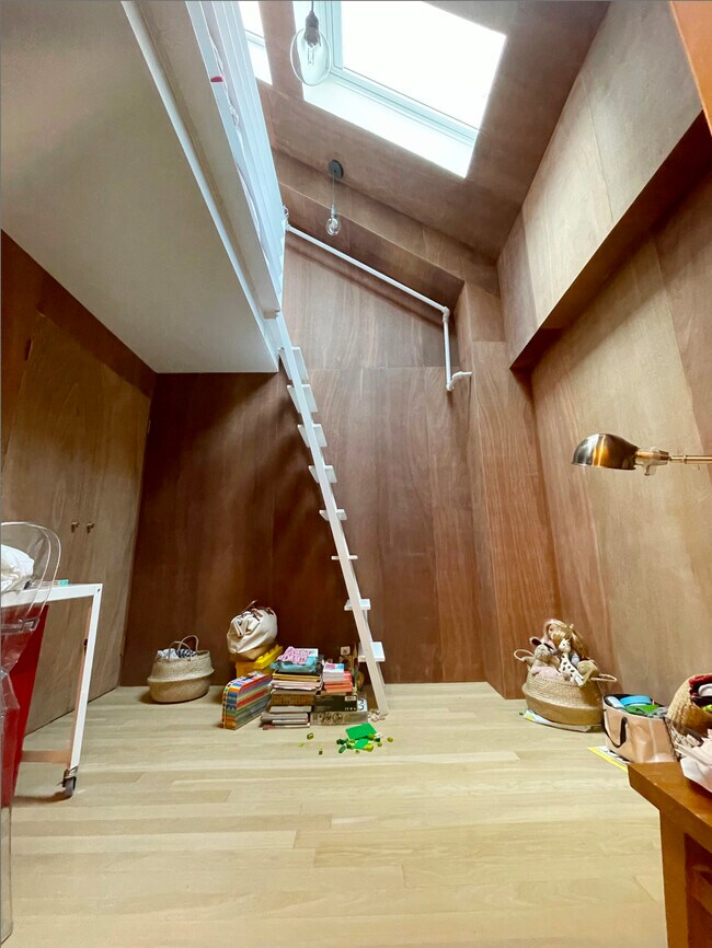 Upper bedroom x2 - 154 Broadway