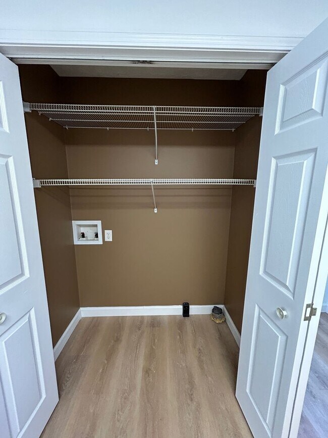 Building Photo - Candler - Recently Renovated Apt Ready for Occupancy!