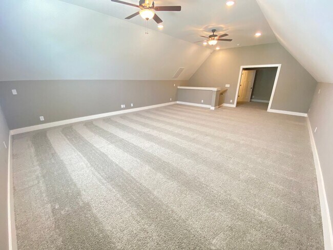 Building Photo - For Lease - 3BR, 2.5BA, 2300sqft home (Gallatin)