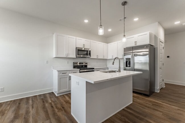 Building Photo - The Chateau at Been Road Villas 3 Bed, 2.5 Bath