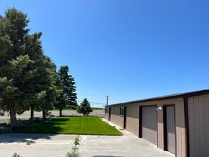 Building Photo - Quiet property in the county!