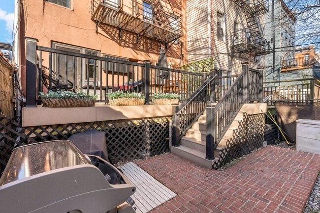 Building Photo - 607 1st St
