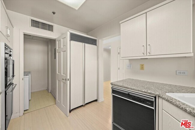 Building Photo - 10724 Wilshire Blvd