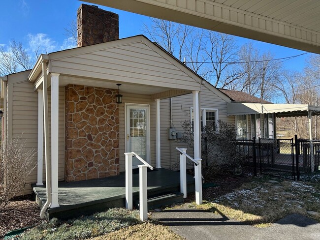 Building Photo - 3 Bedroom / 1 Bath Home  Johnson City, TN