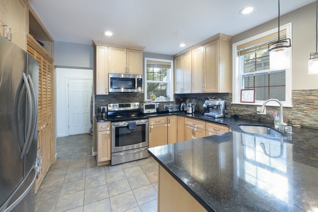 Building Photo - 4850 Crescent St