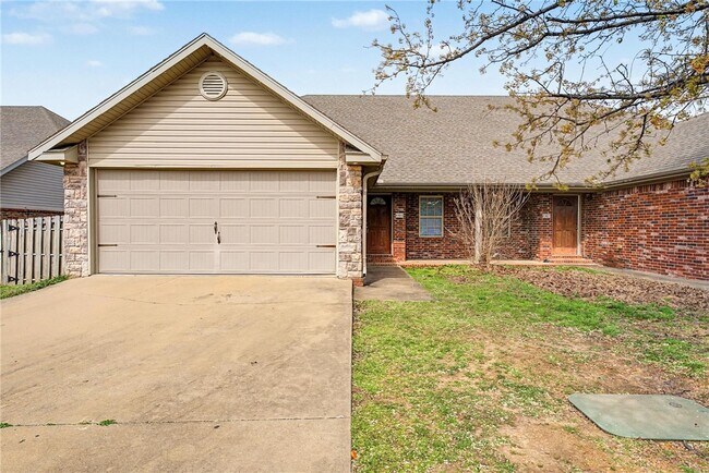 Building Photo - 3102 SW Deerfield Blvd