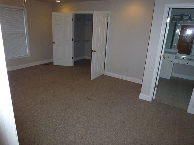 Building Photo - 3 Bedroom/2 Bath Home Jonesborough, TN