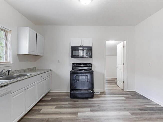 Building Photo - 533 E Woodard St