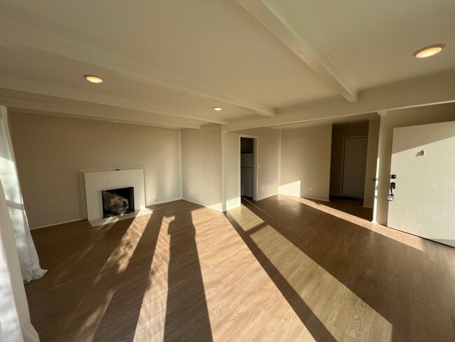 Building Photo - Laguna Beach Cottage Home 2 Bed 1 Bath