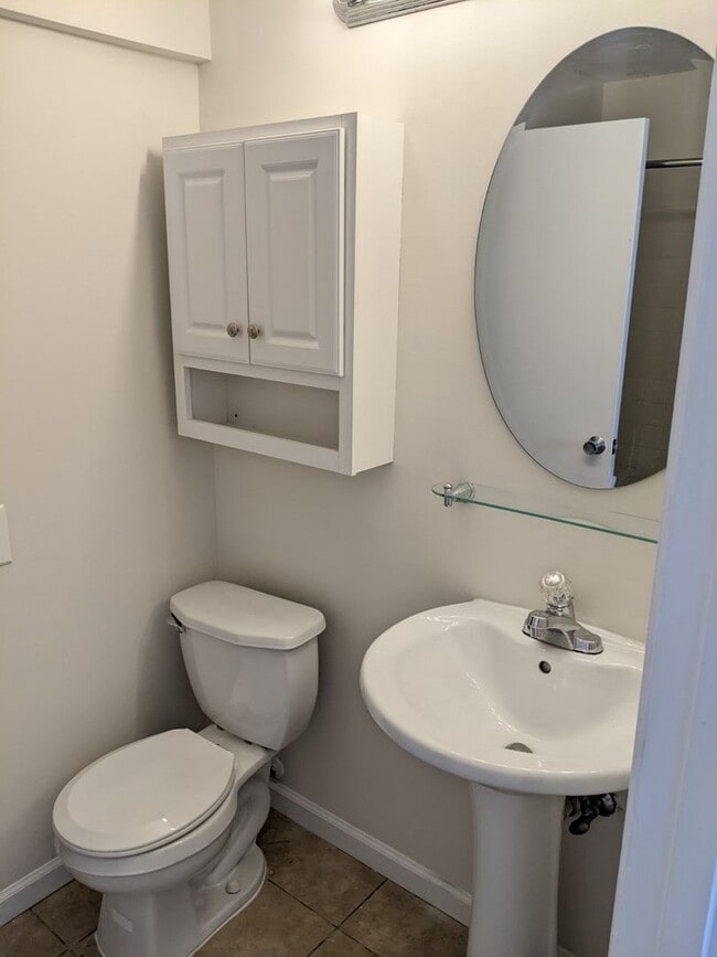 Building Photo - Renovated townhouse in established Frederick neighborhood ready mid February!