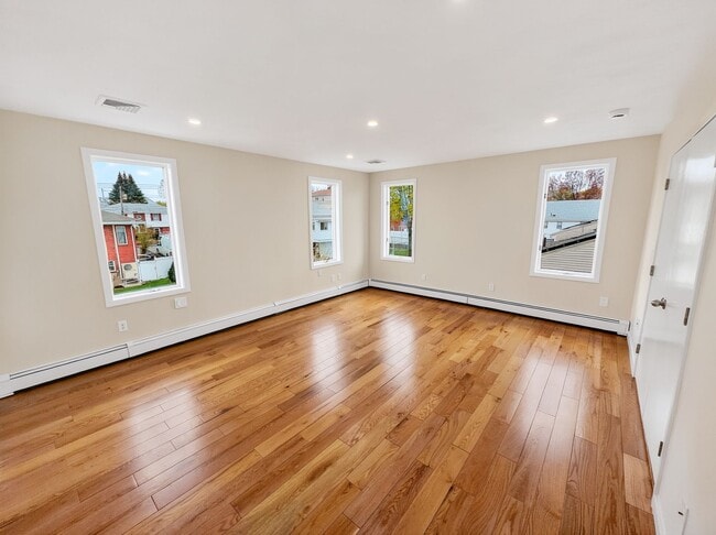 Building Photo - Beautiful Condo In Revere MA!