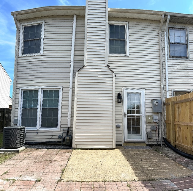 Building Photo - 1366 Orillia Rd