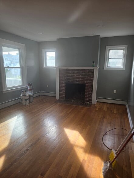 LR w/ fireplace - 31 Harrison St