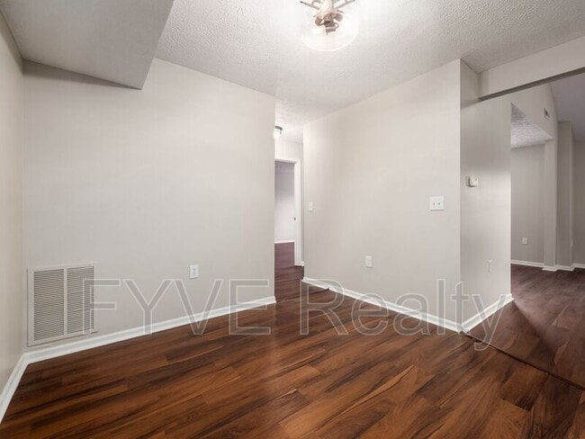 Building Photo - 2980 Glenloch Cir