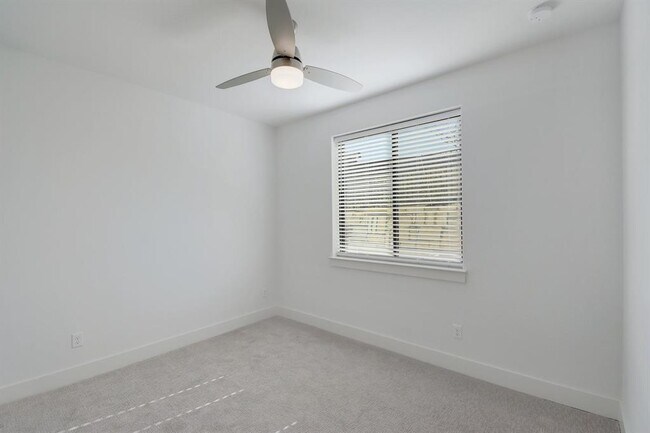 Building Photo - 2050 Lohmans Spur Rd