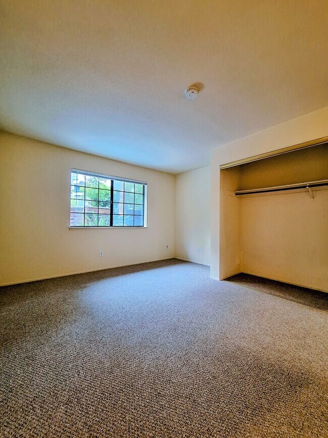 Building Photo - Refurbished Condo on 1st Floor With Laundry, Patio, Garage; Next to Pool!