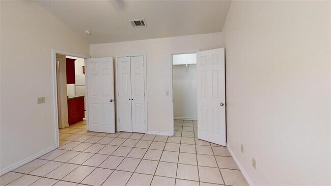 Building Photo - 412 Burleson St