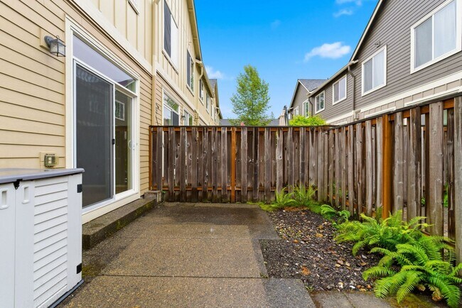 Building Photo - 17208 SW Pleasanton Ln