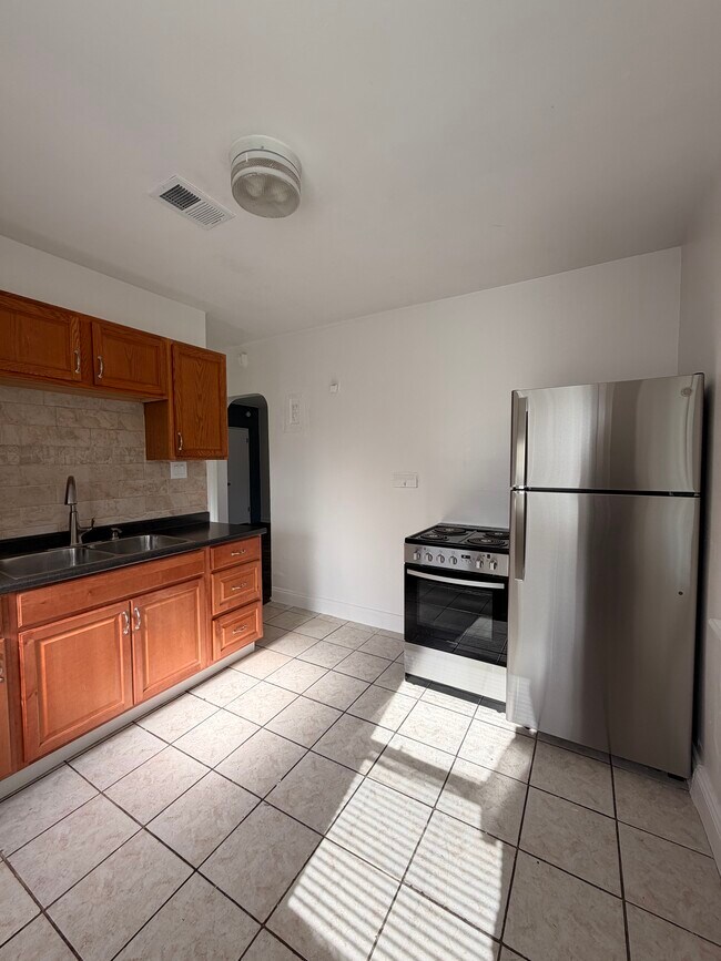 Building Photo - 2811 S Lincoln-2813