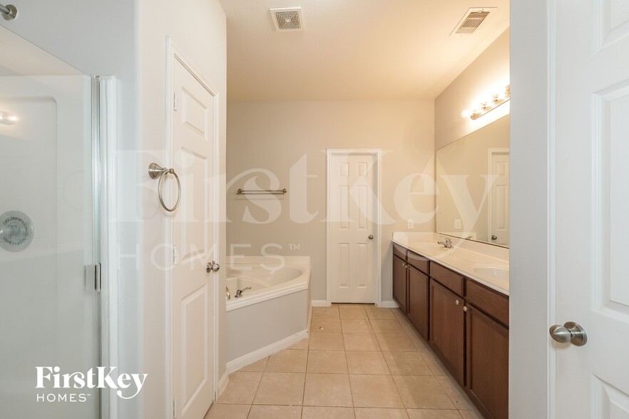 Building Photo - 2027 Golden Topaz Dr