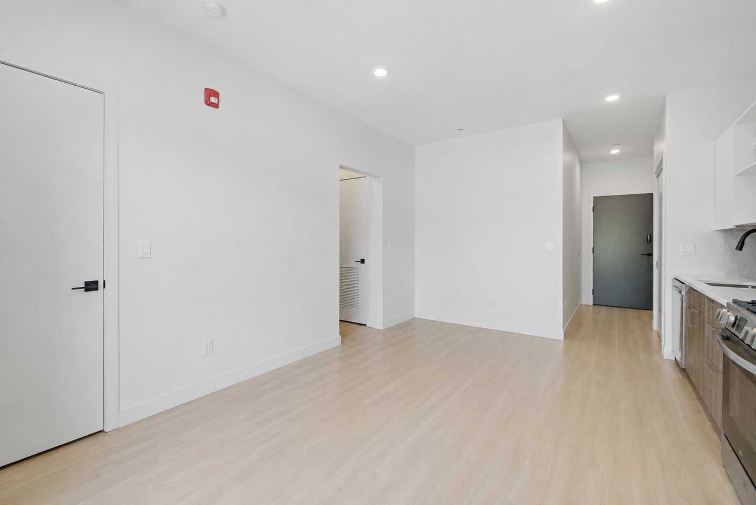 Building Photo - 948 W Sunnyside Ave