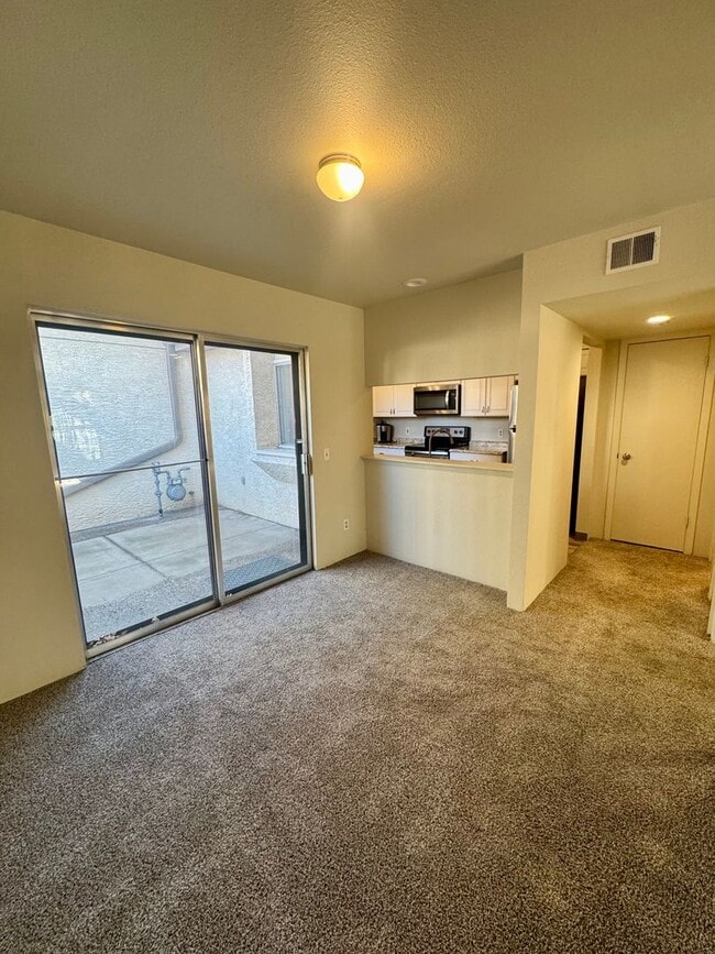 Building Photo - 2 Bedroom Townhome with Pool and Fitness Center/Centrally Located!!