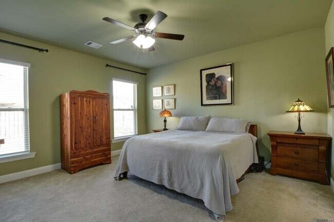 Building Photo - 6151 Lake Edge Dr