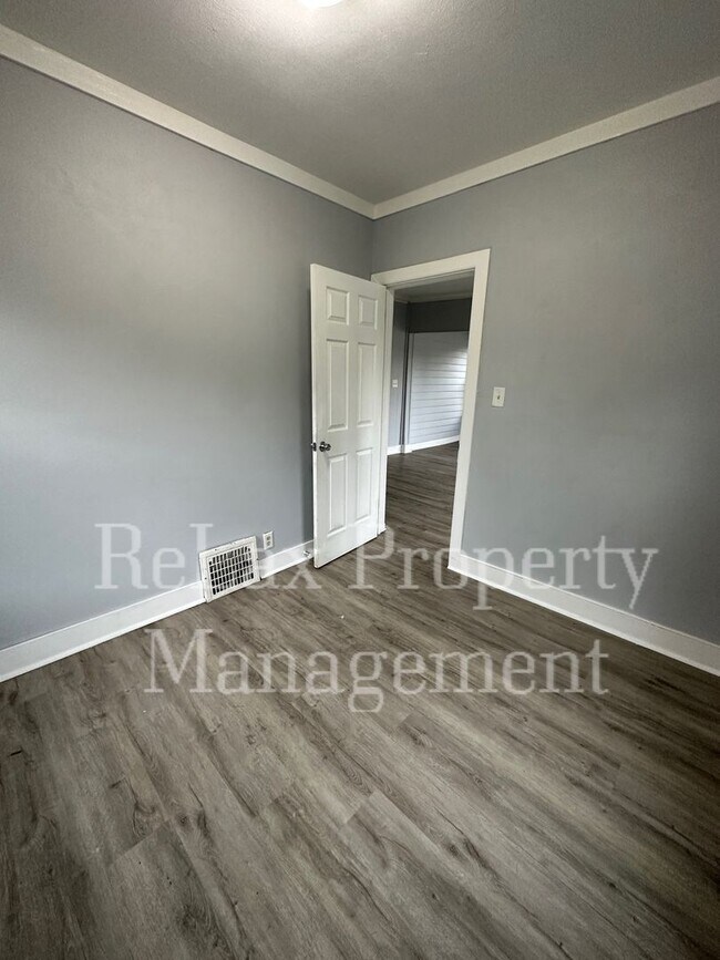 Building Photo - Single Family Home in Waukesha