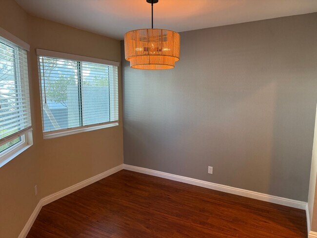 Building Photo - 2 bed, 2.5 bath Le Parc townhome