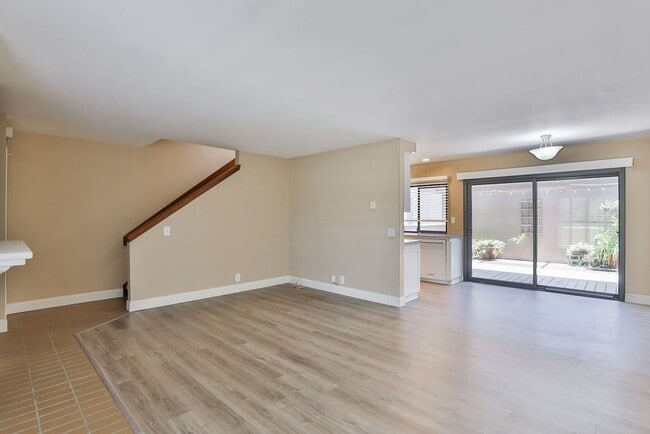 Building Photo - 8750 Villa La Jolla Dr