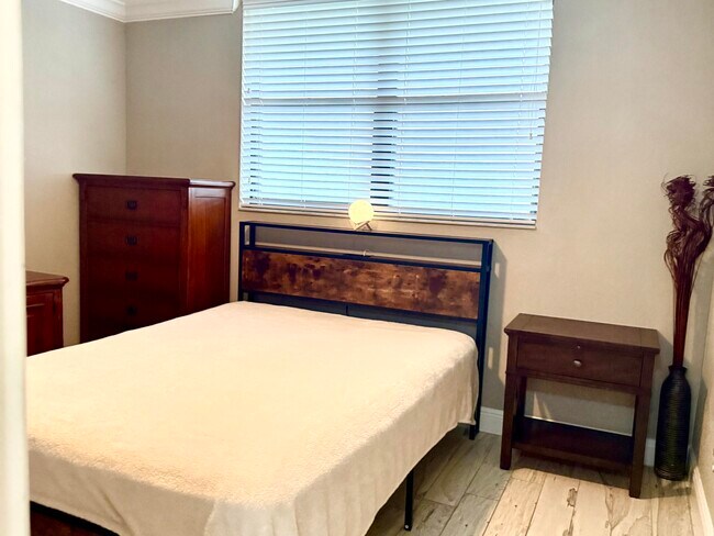 Building Photo - 111 Lake Emerald Dr