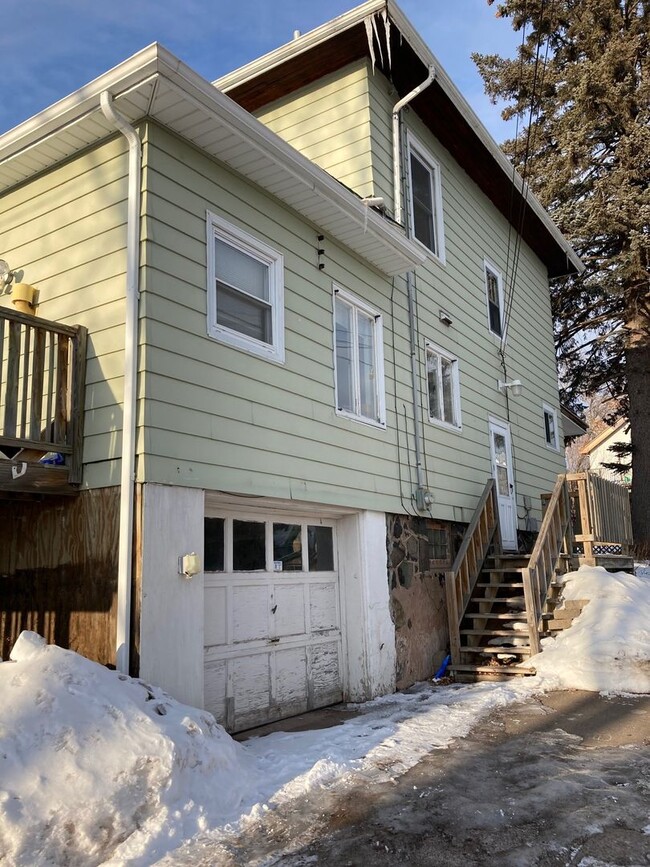 Building Photo - AVAILABLE JUNE - 4 Bed 1.5 Bath Spacious Home