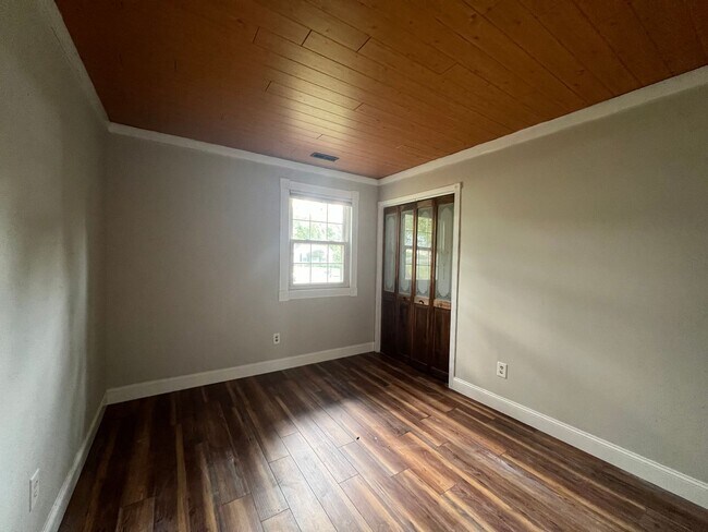 Building Photo - Cute 3 Bed 2 Bath!
