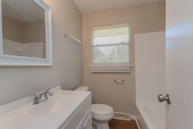 Building Photo - $1,300 - 3 bed/2 bath house for rent in Fl...