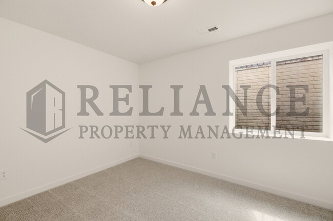 Building Photo - 5249 N Pinecrest Ct