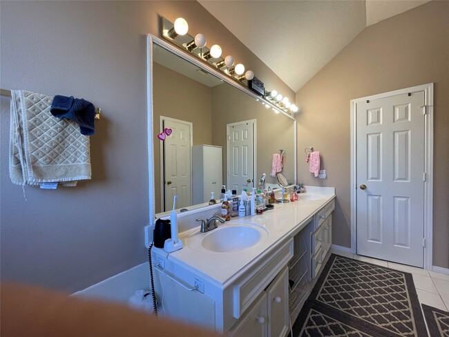Building Photo - 3418 Shadowfern Dr
