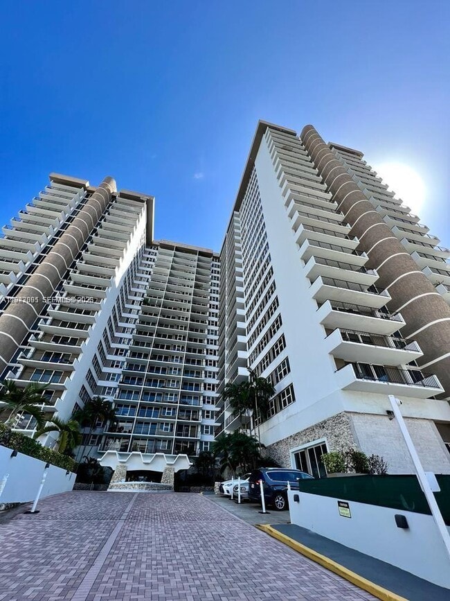 Building Photo - 2030 S Ocean Dr