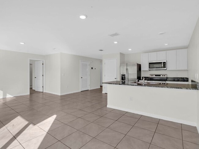 Building Photo - Beautiful 4 bedroom 2 bathroom Single Family House! Like new!